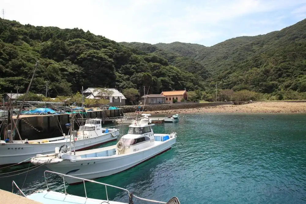 Hotels near Hisaka Island
