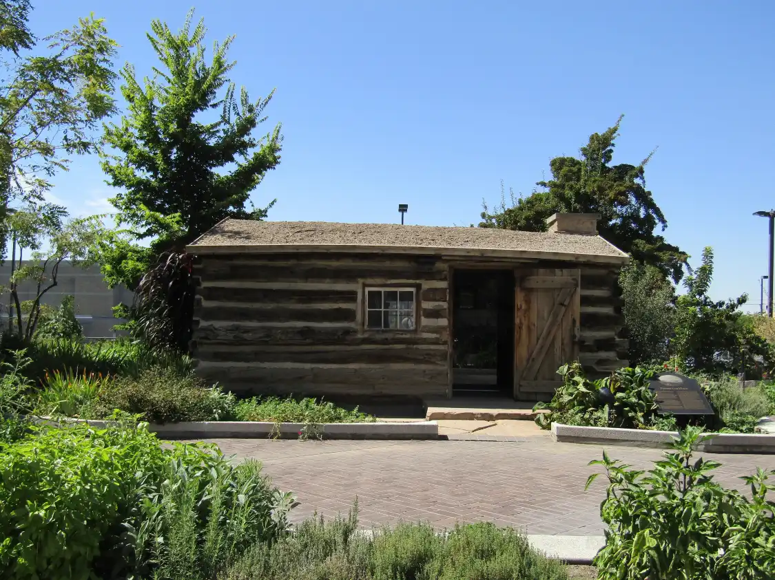 Hotels near Pioneer Log Cabin