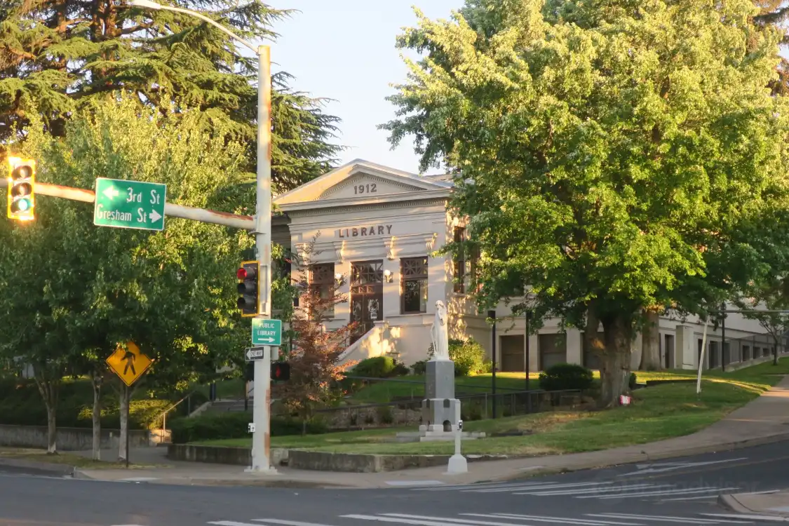 Các khách sạn gần Ashland Library