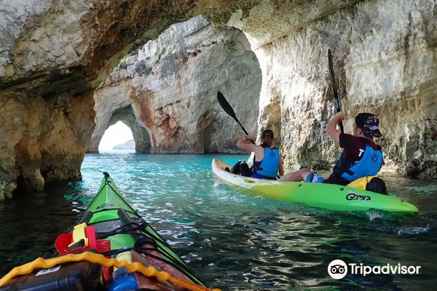 sea kayaking zakynthos