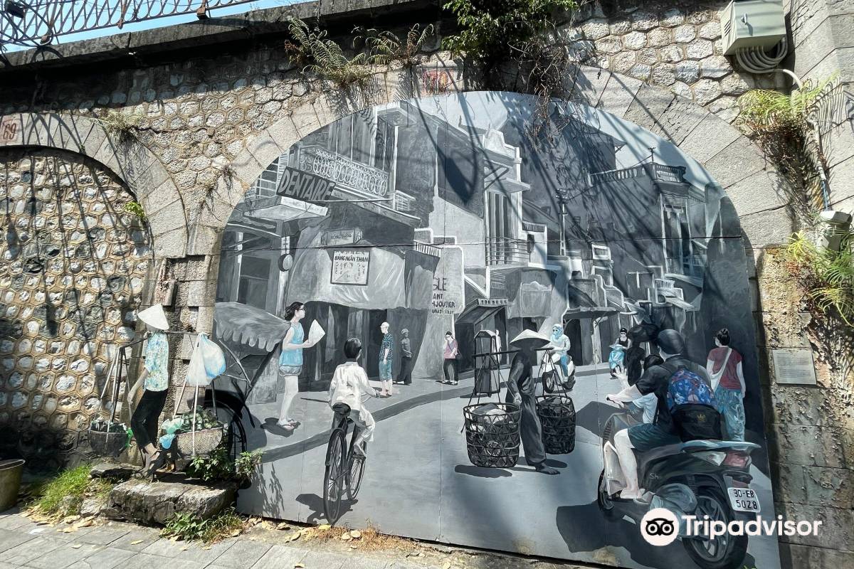 Phung Hung Mural Street