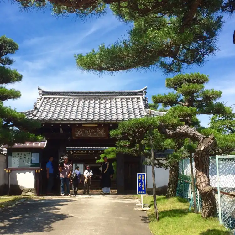 Hotels near Hachiman Shrine