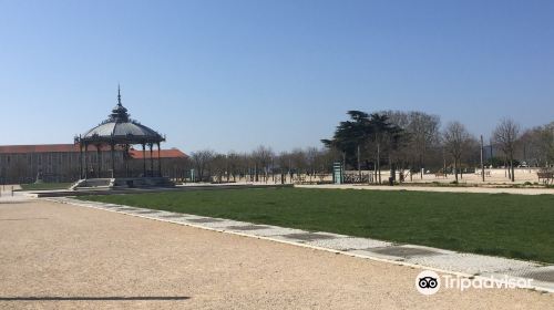 Champ de Mars et Kiosque Peynet