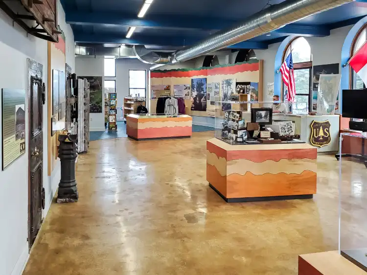 Các khách sạn gần Pictured Rocks Interpretive Center