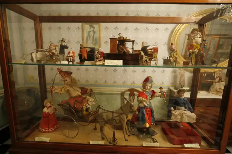 Hotels near Romantic Museum Can Llopis