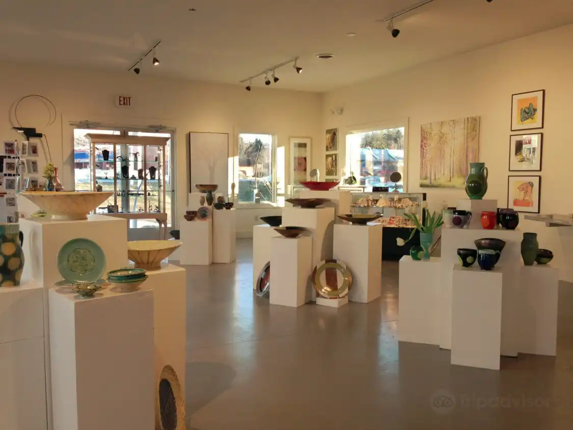 Hotels near Lauren Clark Fine Art & Framing on the Edge