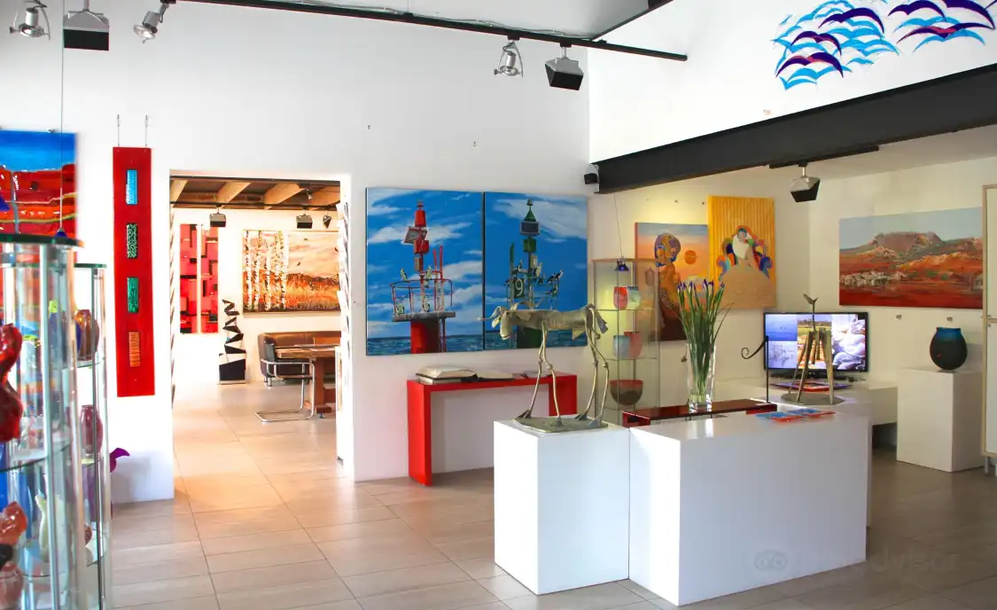 Hotels near Red Umbrella Art Gallery