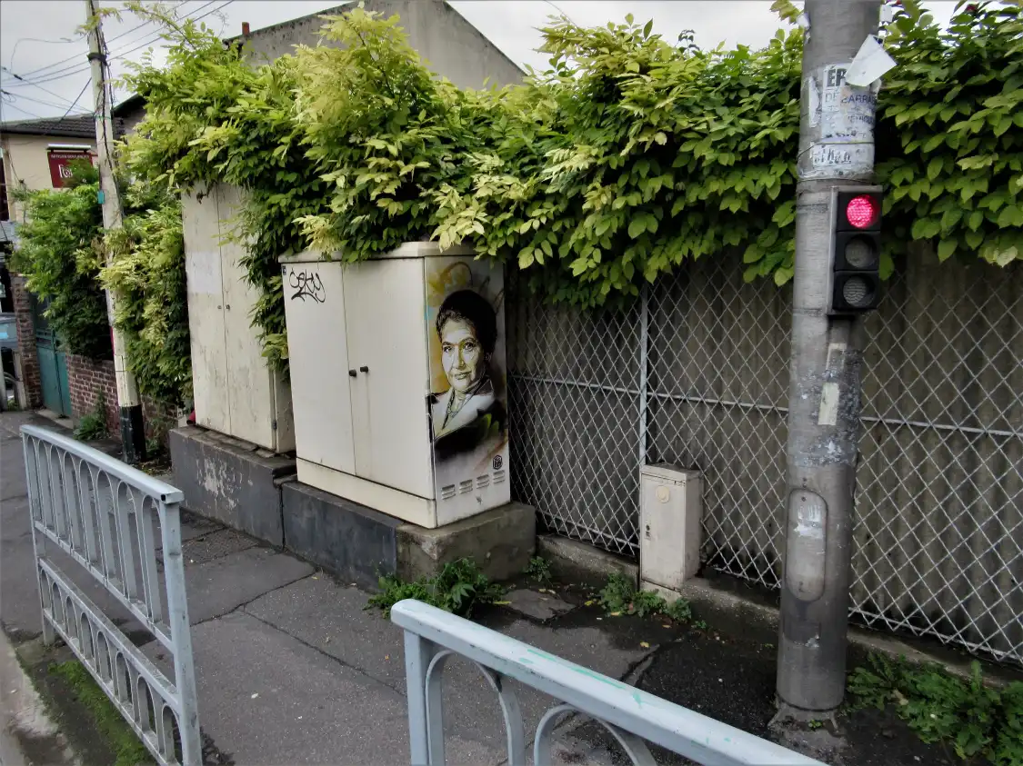 Hotels near Fresque "Simone Veil-07"