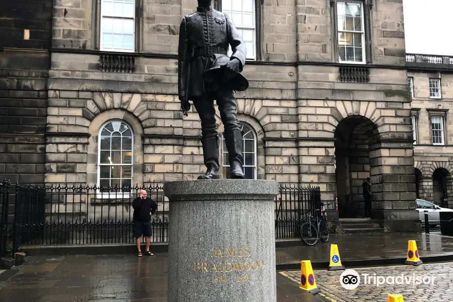 Statue of James Braidwood