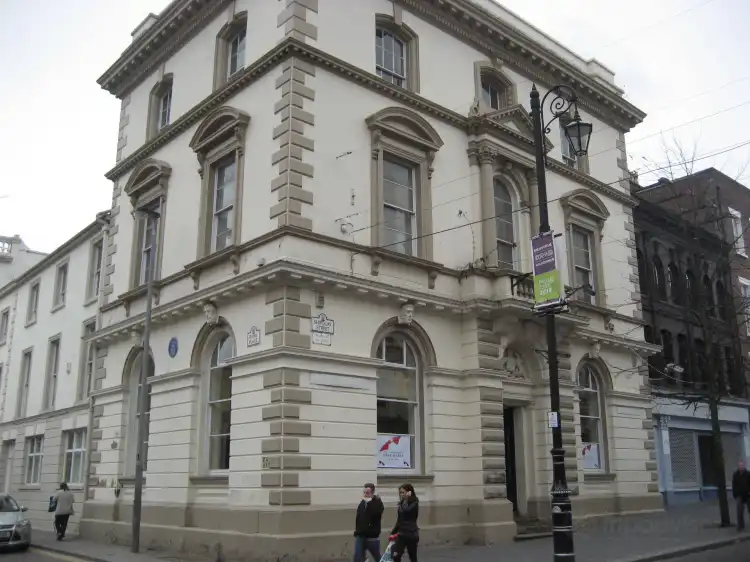 Các khách sạn gần Northern Bank Building