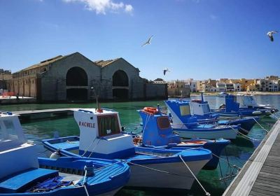 Visita alle grotte di Favignana con le barche dei pescatori