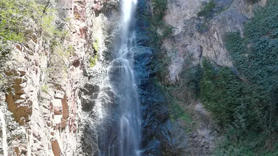 Zum Wasserfall Vilpian