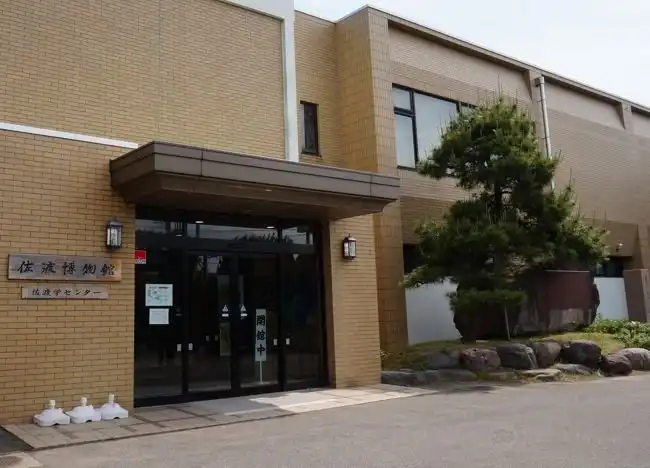 Hotels near Sado Museum