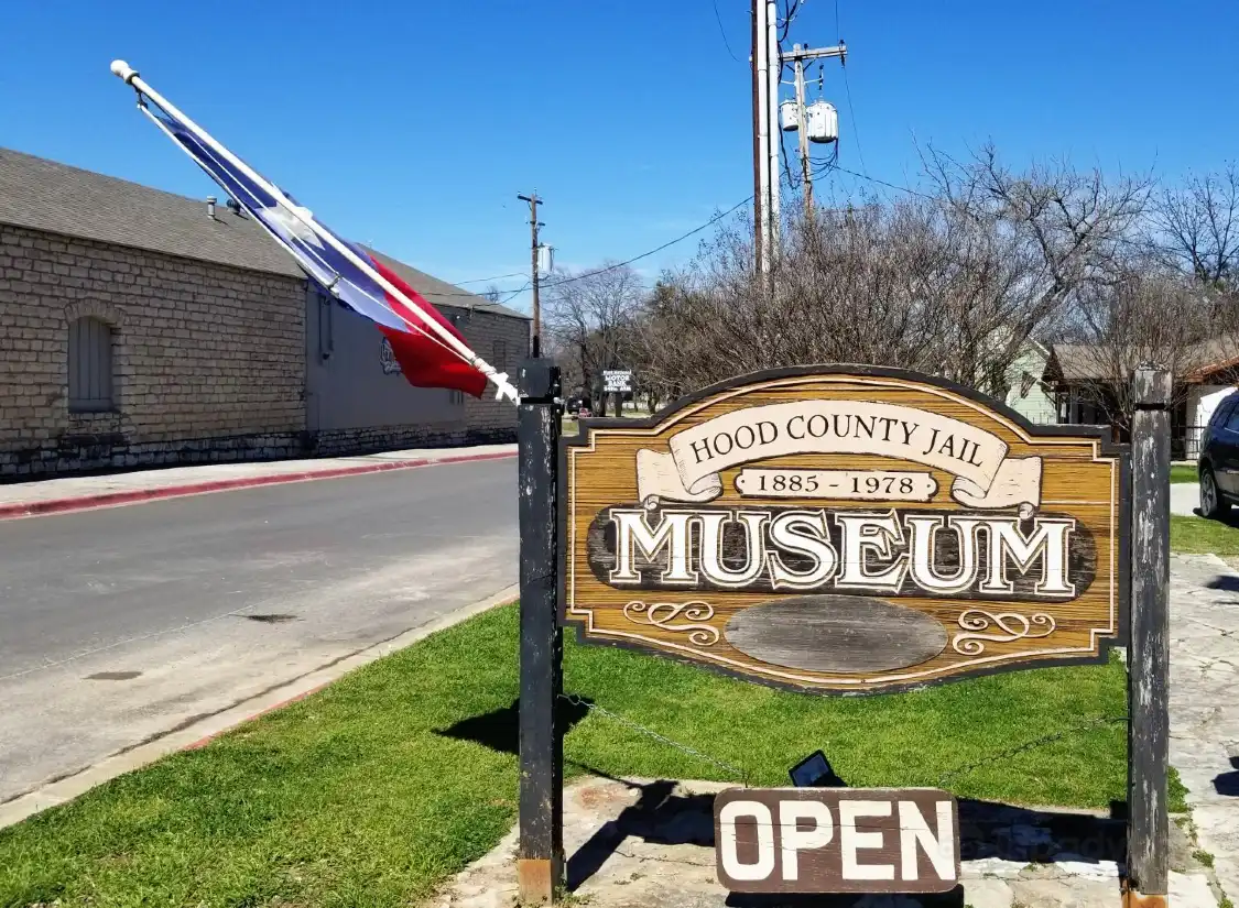Hotels near Hood County Jail Museum