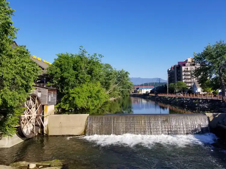 Hotels near Old Mill Candy Kitchen