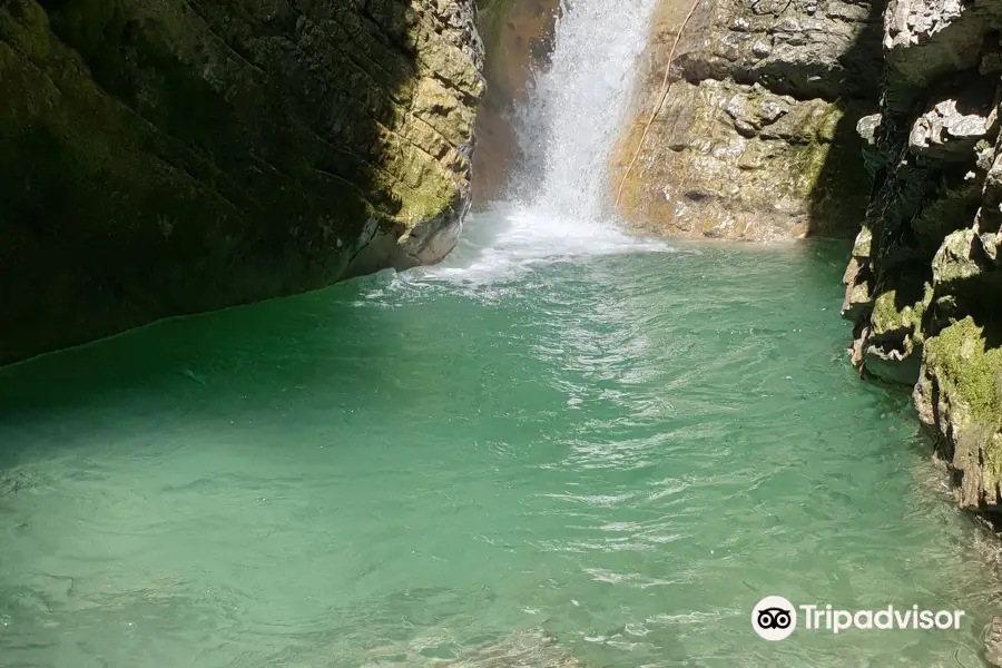 Grimpe et Eaux : Canyoning, escalade et via ferrata