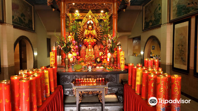 Ten Thousand Buddha Temple