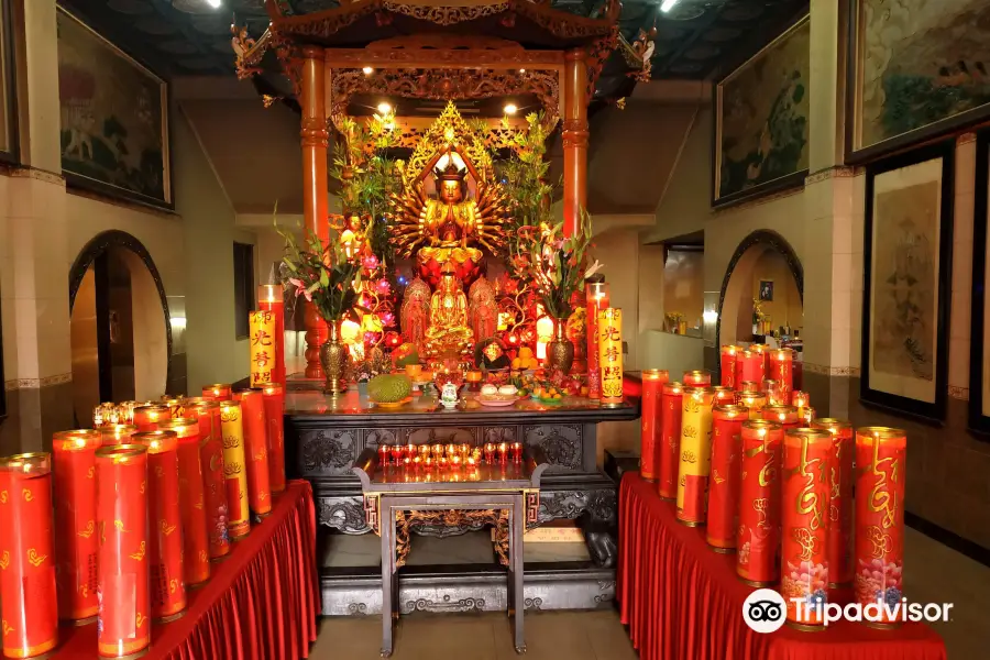 Ten Thousand Buddha Temple