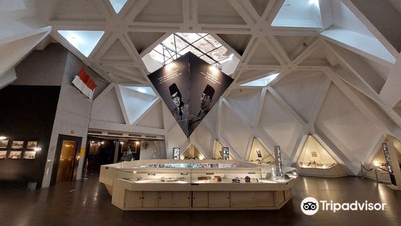 Monumen Tugu Pahlawan dan Museum Sepuluh Nopember Surabaya