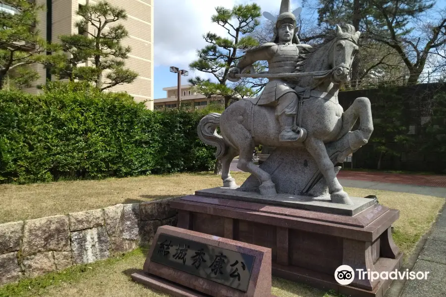 Statue of Yuki Yasuhide on Horseback