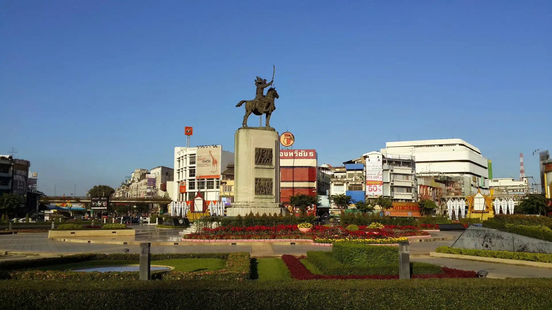 Hotels near Wongwian Yai Station