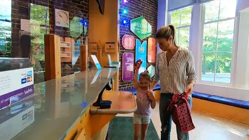 Các khách sạn gần Amazement Square