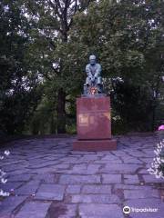Larin Paraske Statue