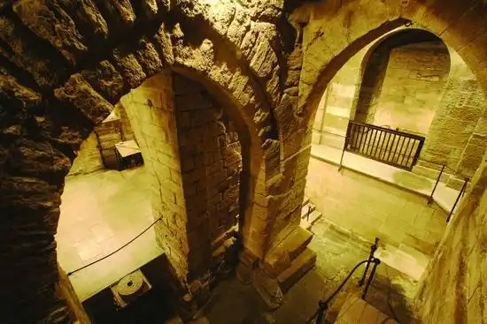 Отели рядом с достопримечательностью «Palacio de la Paeria»