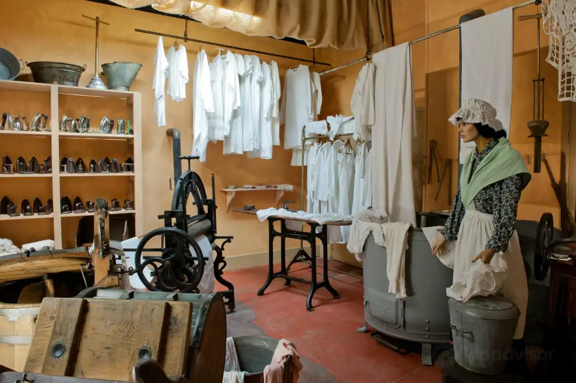 Hotels near Village of Yesteryear Museum & Crafts Motobécane