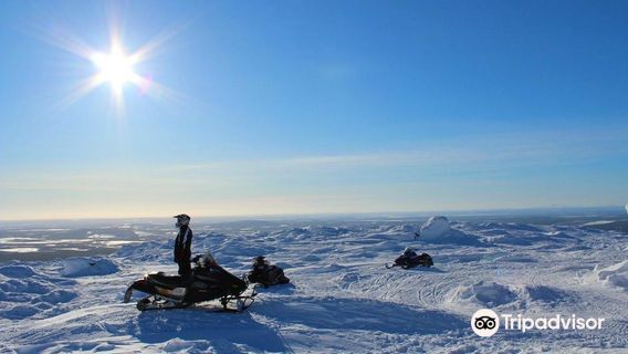 Perhesafarit Snowmobile Safaris