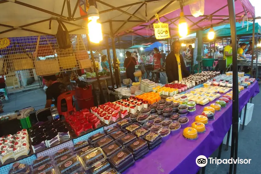 ตลาดวันเสาร์ของบ้านขนอม คนเดินถนนคนเดิน