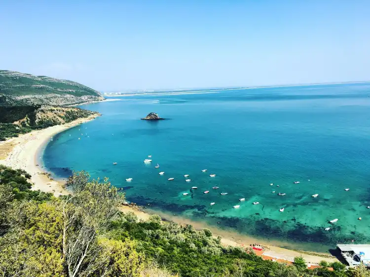 Hotels near Praia do Creiro