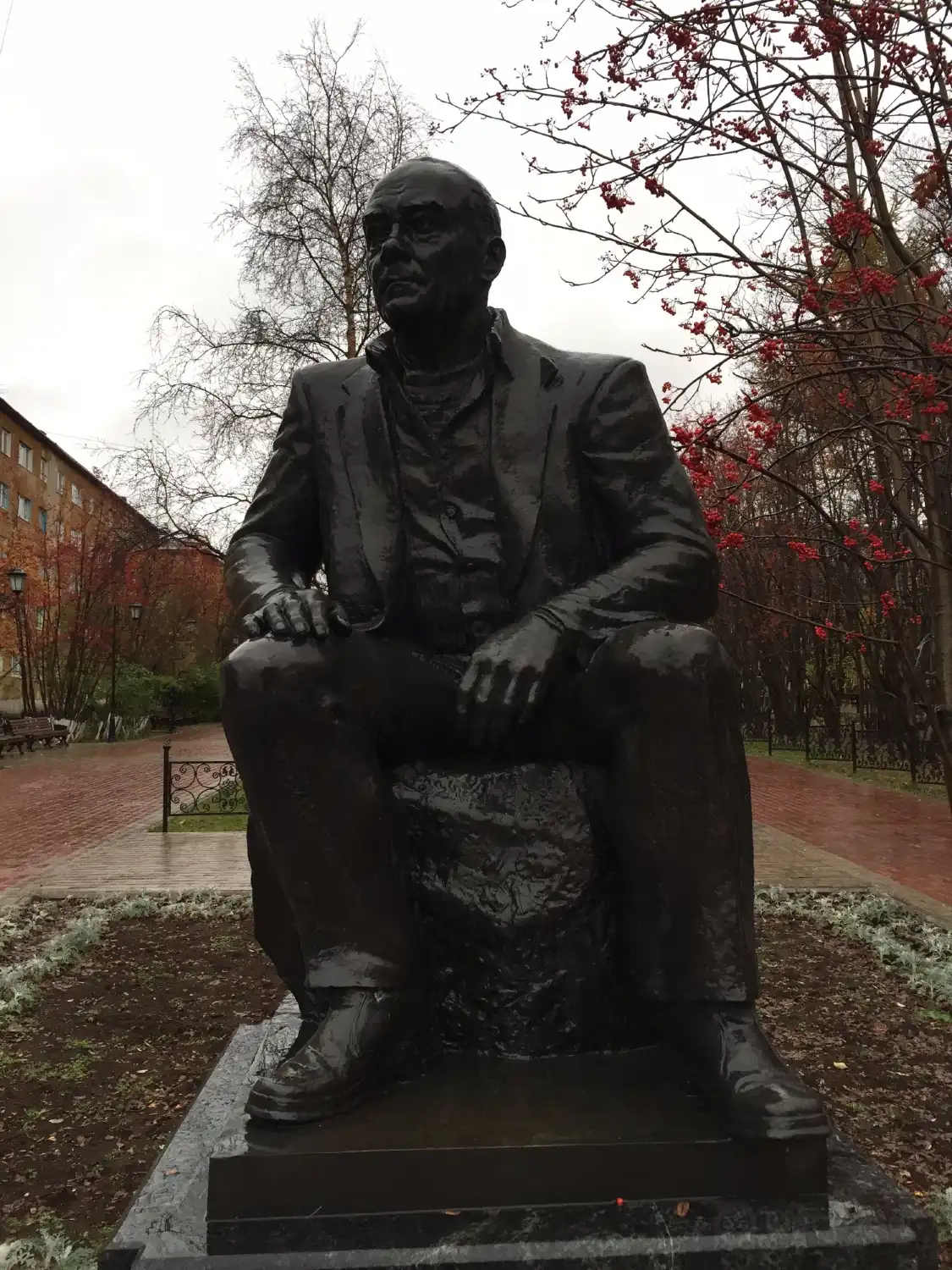 Hotel dekat Monument to Valentin Pikul