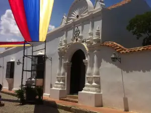 Casa De Las Ventanas De Hierro
