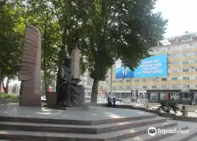 Памятник Камолу Худжанди