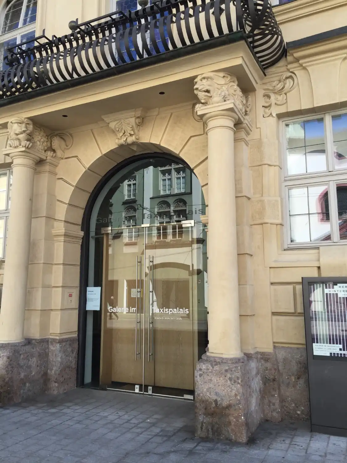 Taxispalais附近的飯店