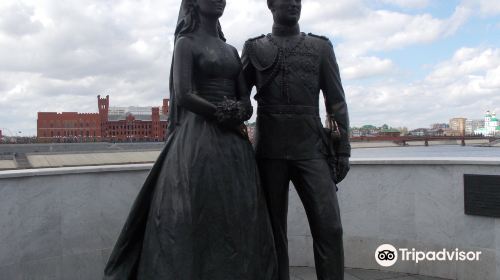 Monument to Honeymooners Grace Kelly and Rainier III