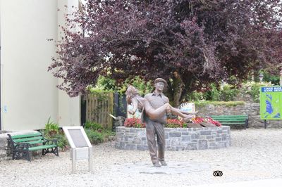 Statue of John Wayne and Maureen O'Hara