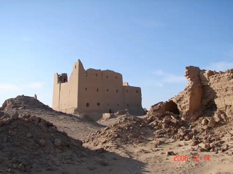 فنادق في الخارجة