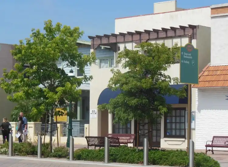 Các khách sạn gần Third Avenue Village