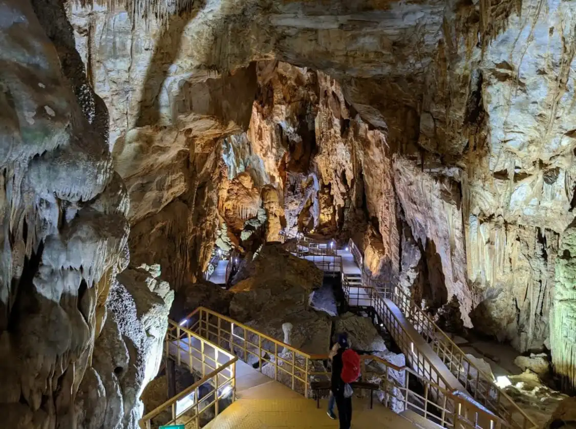 Hotels near Tien Son Cave