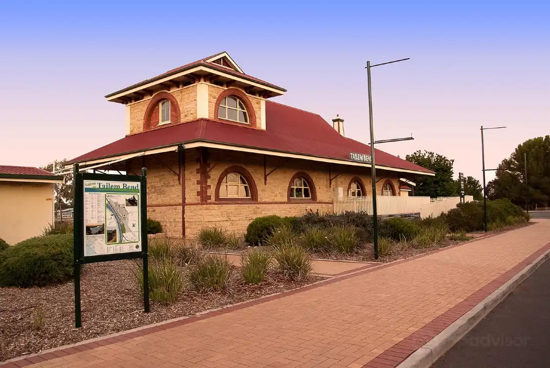 Hotels near Tailem Info Station
