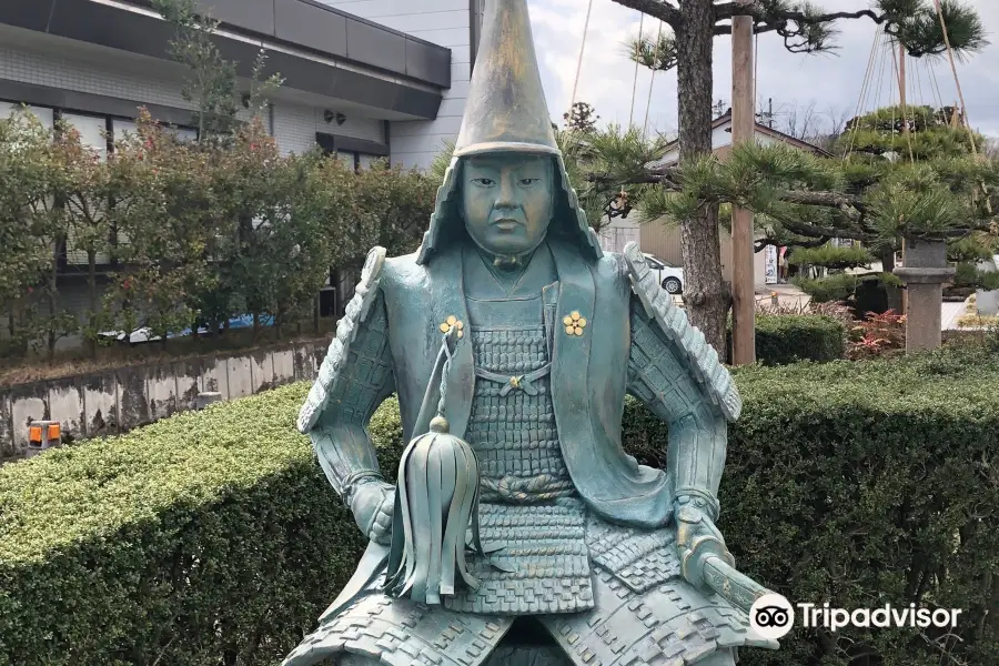 Maeda Toshinaga Statue