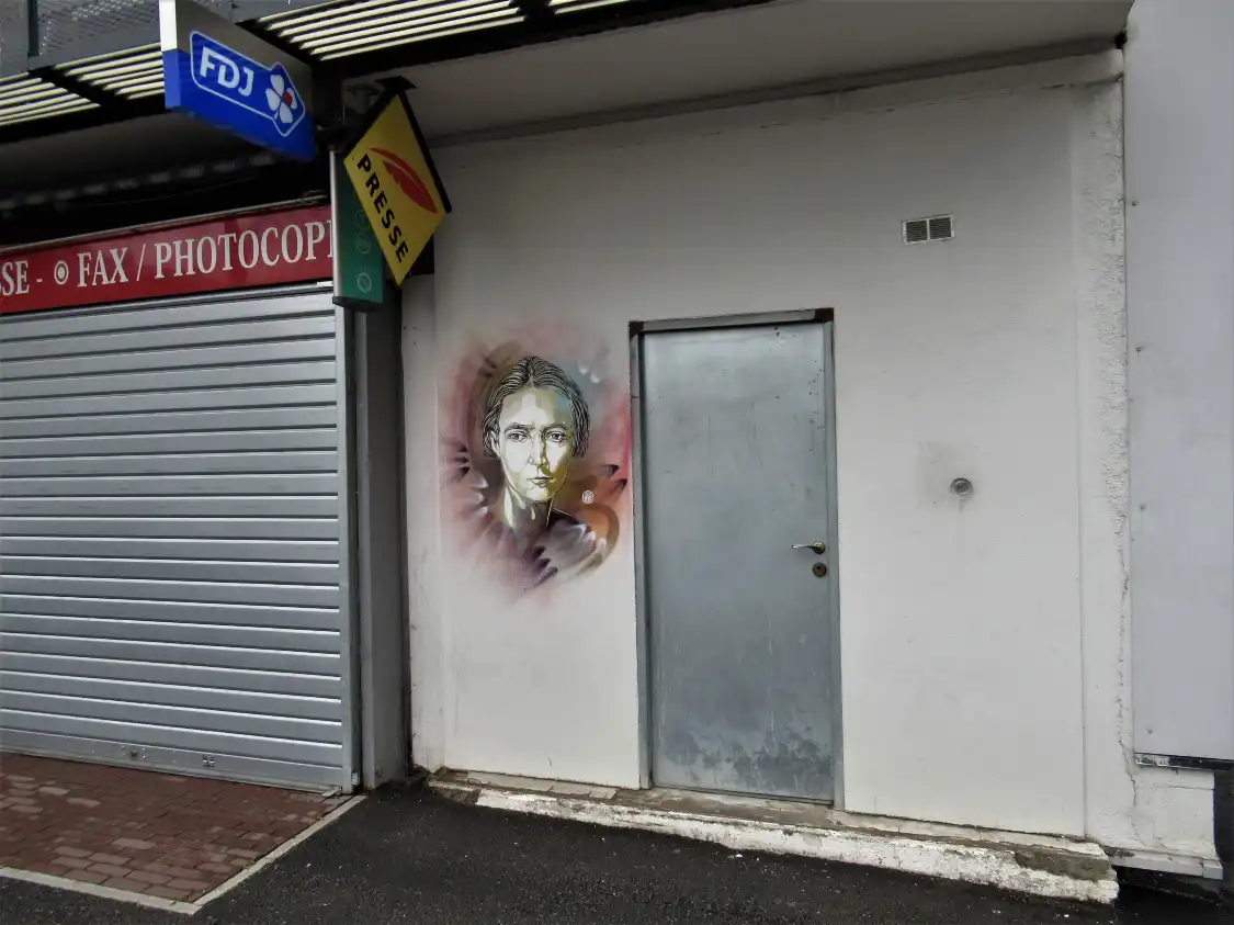 Hotels near Fresque "Irène Joliot Curie"