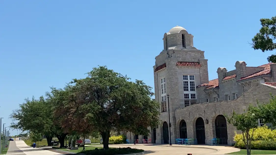 Hotels near Scissortail Park