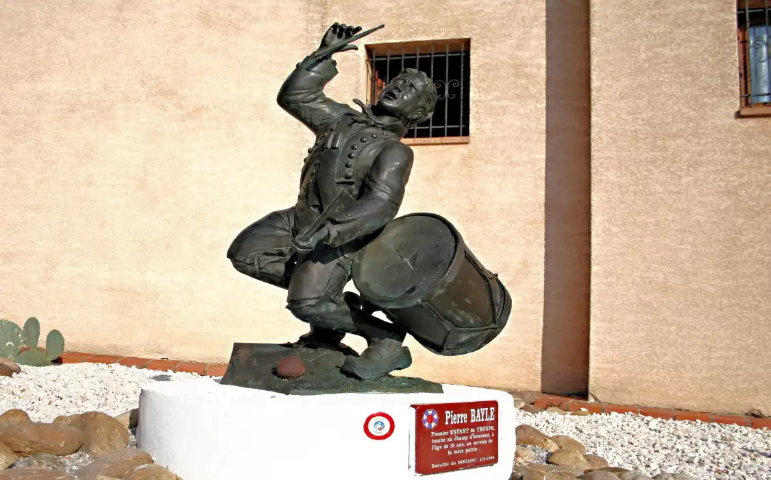 La statue du petit tambour附近的飯店