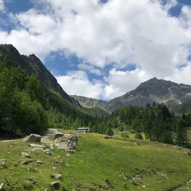Hotels near Ru Courtod