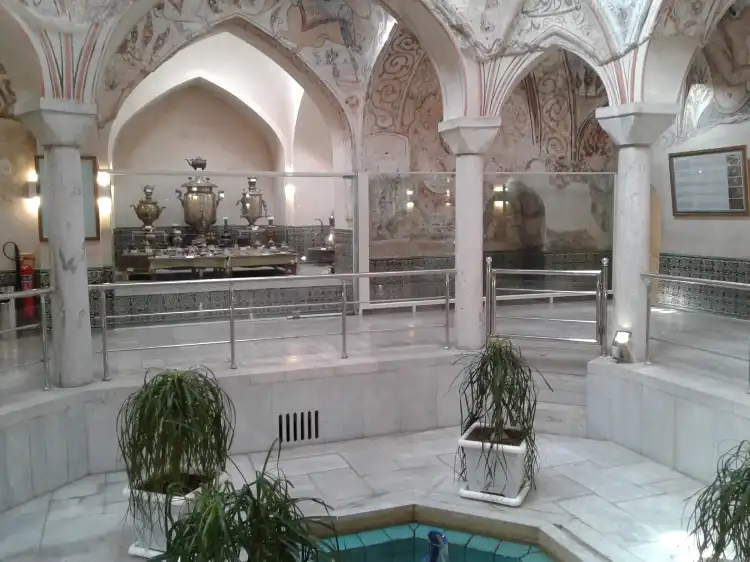 Hotels near Mahdi Gholi Beyk historical bath
