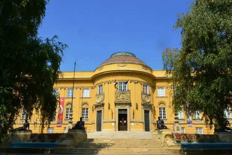 Hotels near Déri Museum