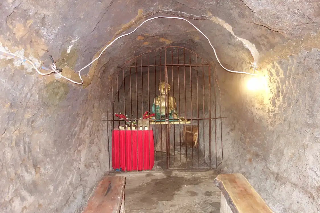 Hotels near Japanese Tunnel